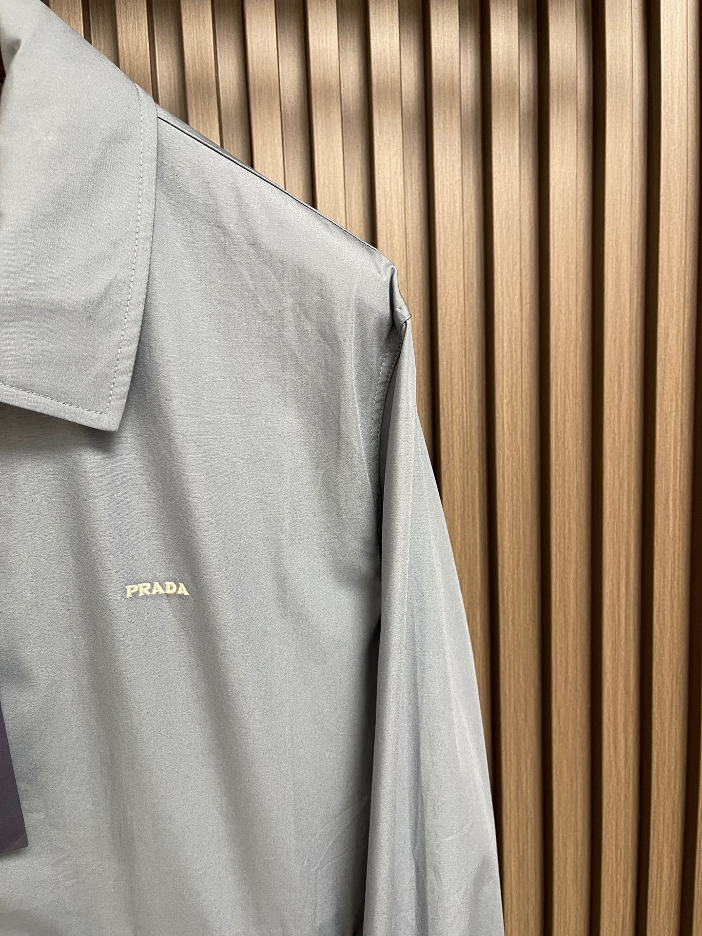 🛒🛒Prada 饰刺绣科技棉夹克外套,甄选科技棉织物面料,布面肌理细密平整,自带细腻规整的编织纹理,触感干爽利落。同时其 🛒🛒Prada 饰刺绣科技棉夹克外套,甄选科技棉织物面料,布面肌理细密平整,自带细腻规整的编织纹理,触感干爽利落。同时其