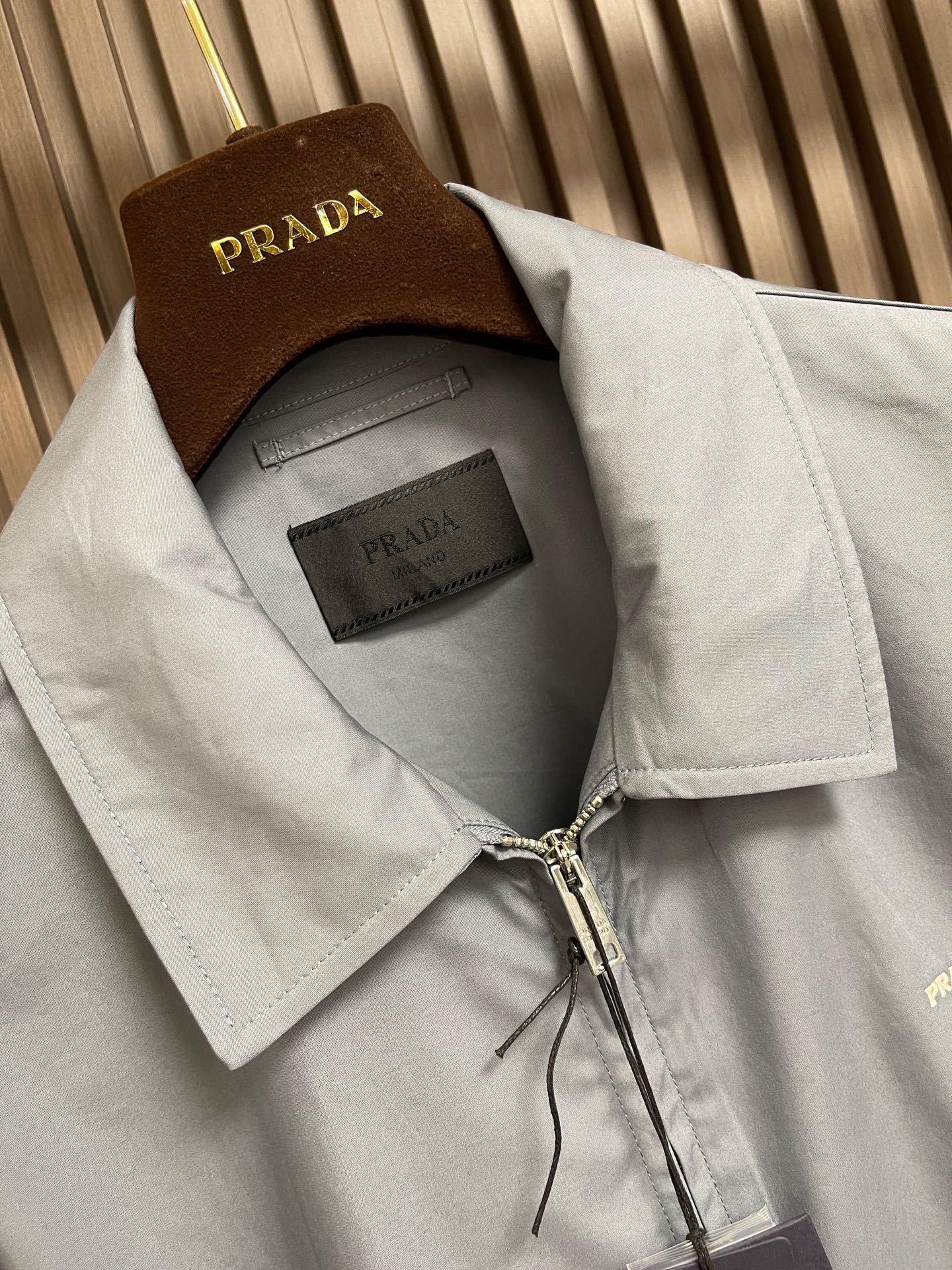 🛒🛒Prada 饰刺绣科技棉夹克外套,甄选科技棉织物面料,布面肌理细密平整,自带细腻规整的编织纹理,触感干爽利落。同时其 🛒🛒Prada 饰刺绣科技棉夹克外套,甄选科技棉织物面料,布面肌理细密平整,自带细腻规整的编织纹理,触感干爽利落。同时其