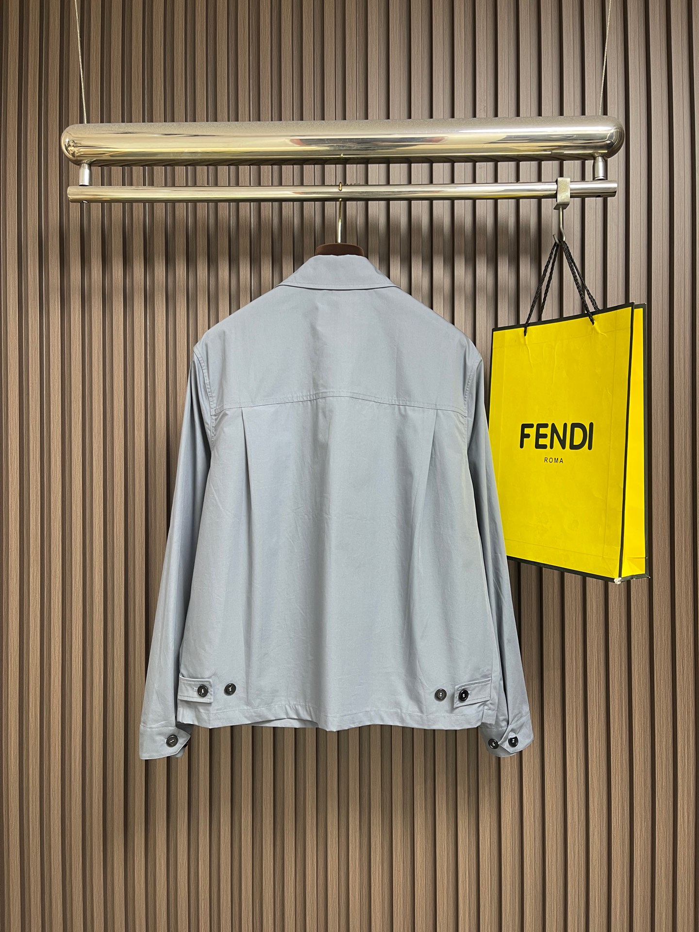 🛒🛒Prada 饰刺绣科技棉夹克外套,甄选科技棉织物面料,布面肌理细密平整,自带细腻规整的编织纹理,触感干爽利落。同时其 🛒🛒Prada 饰刺绣科技棉夹克外套,甄选科技棉织物面料,布面肌理细密平整,自带细腻规整的编织纹理,触感干爽利落。同时其