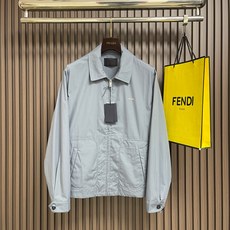 🛒🛒Prada 饰刺绣科技棉夹克外套,甄选科技棉织物面料,布面肌理细密平整,自带细腻规整的编织纹理,触感干爽利落。同时其 🛒🛒Prada 饰刺绣科技棉夹克外套,甄选科技棉织物面料,布面肌理细密平整,自带细腻规整的编织纹理,触感干爽利落。同时其
