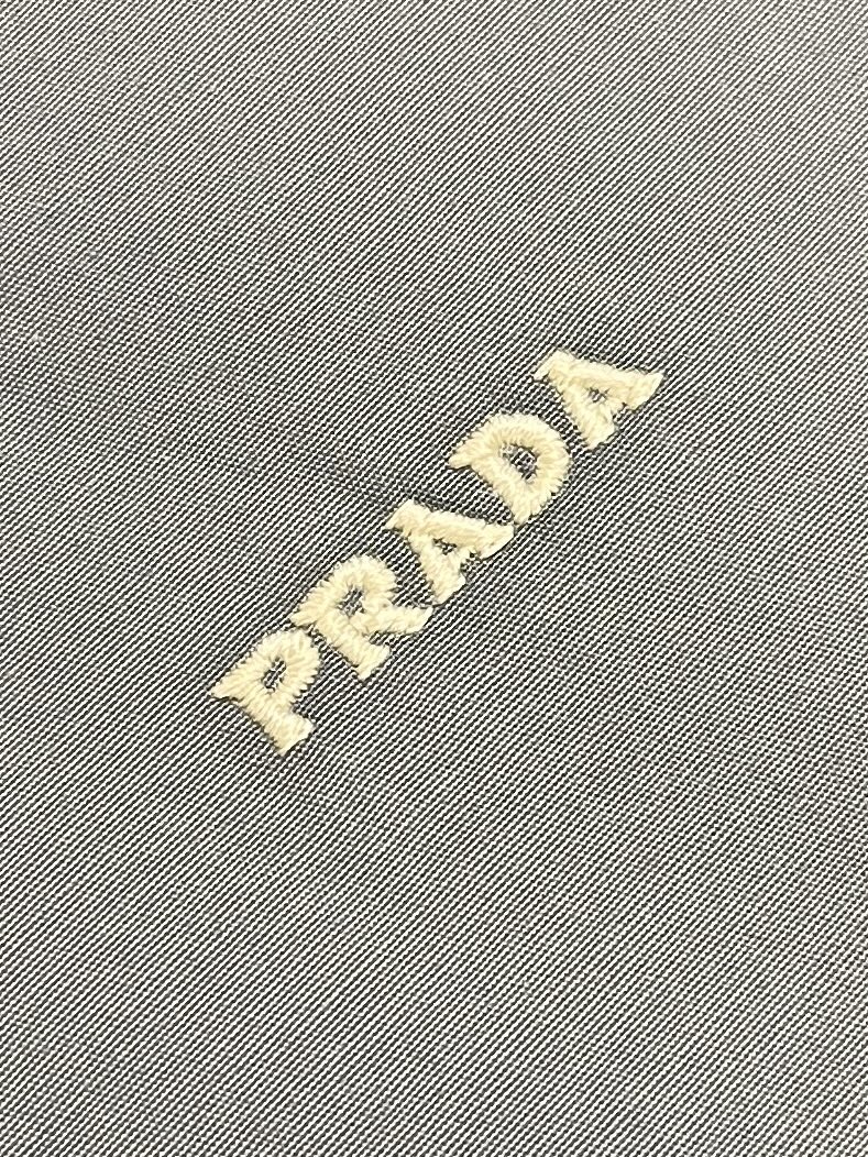 🛒🛒Prada 饰刺绣科技棉夹克外套,甄选科技棉织物面料,布面肌理细密平整,自带细腻规整的编织纹理,触感干爽利落。同时其 🛒🛒Prada 饰刺绣科技棉夹克外套,甄选科技棉织物面料,布面肌理细密平整,自带细腻规整的编织纹理,触感干爽利落。同时其