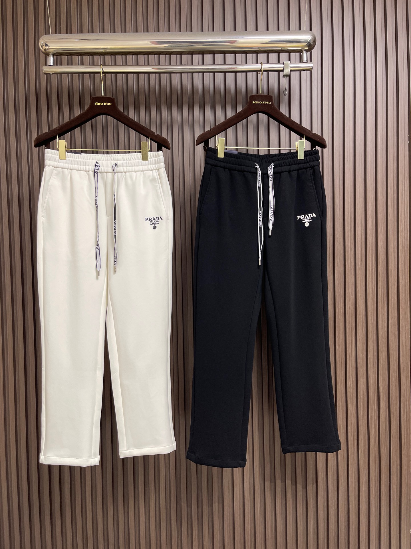 🛒🛒Prada 2026SS早秋新品直筒卫裤，面料无敌，型款设计都无可挑剔的百搭款卫裤，户外运动都美的简约休闲，五金辅料