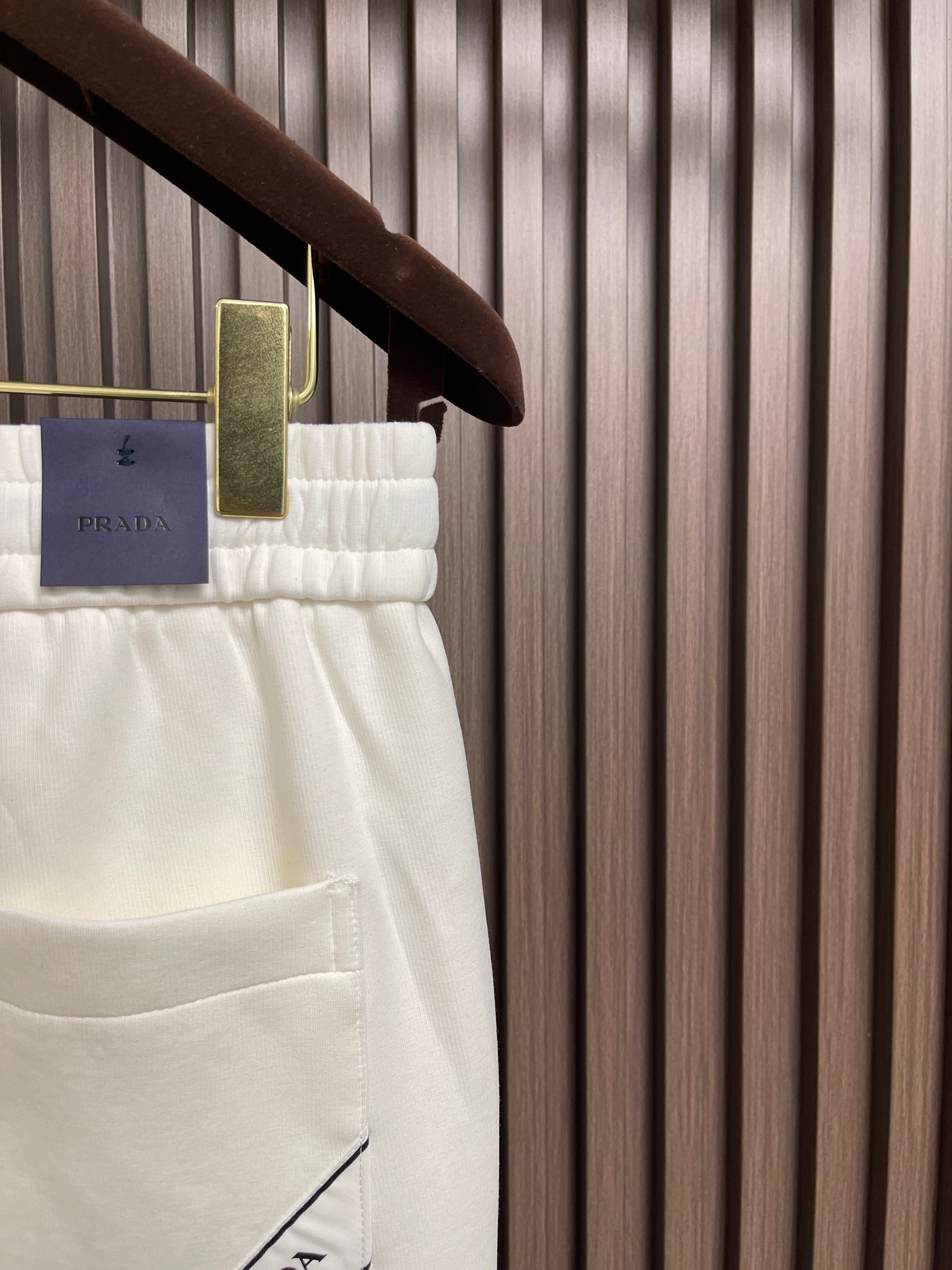 🛒🛒Prada 2026SS早秋新品直筒卫裤，面料无敌，型款设计都无可挑剔的百搭款卫裤，户外运动都美的简约休闲，五金辅料
