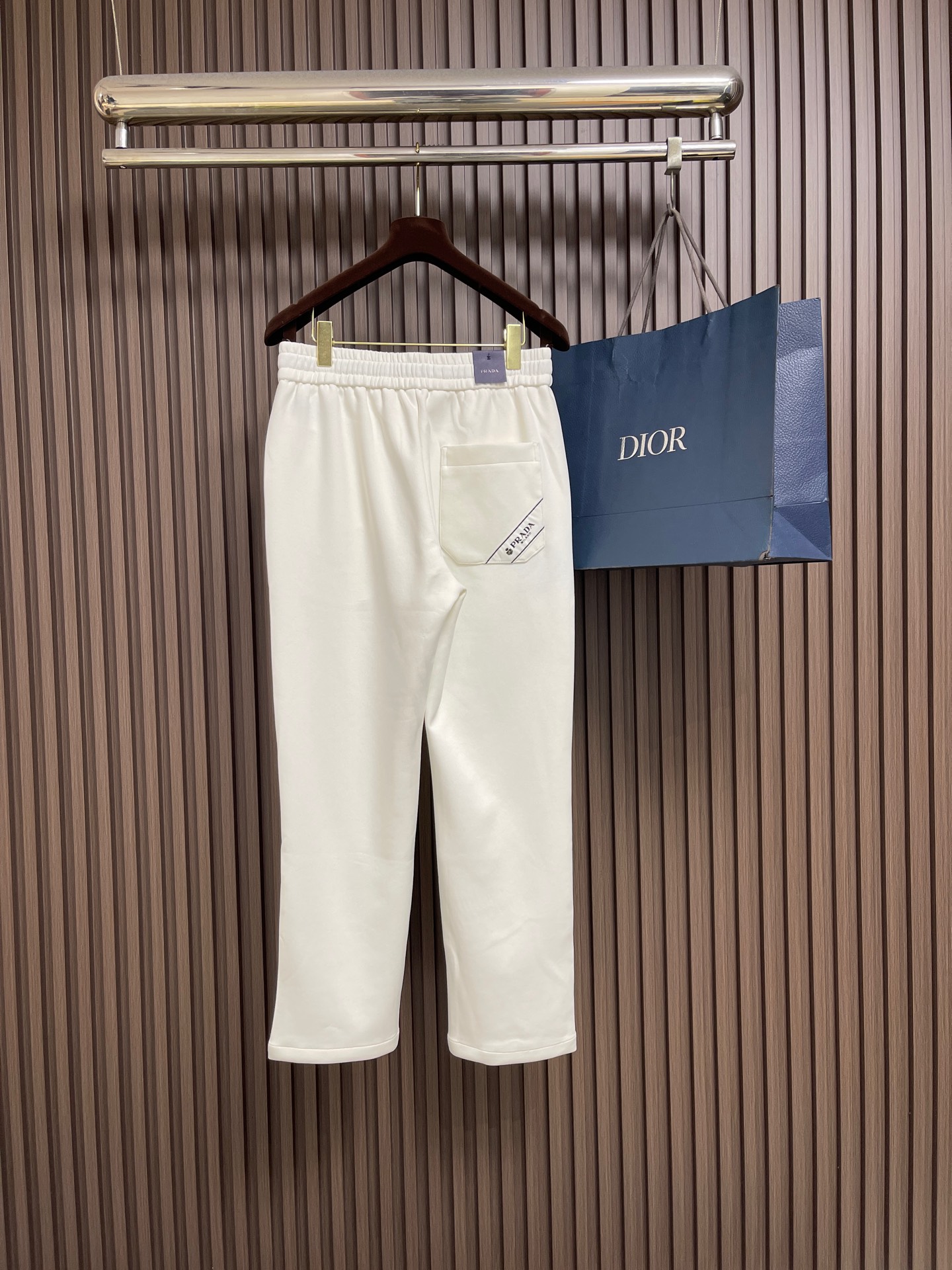 🛒🛒Prada 2026SS早秋新品直筒卫裤，面料无敌，型款设计都无可挑剔的百搭款卫裤，户外运动都美的简约休闲，五金辅料