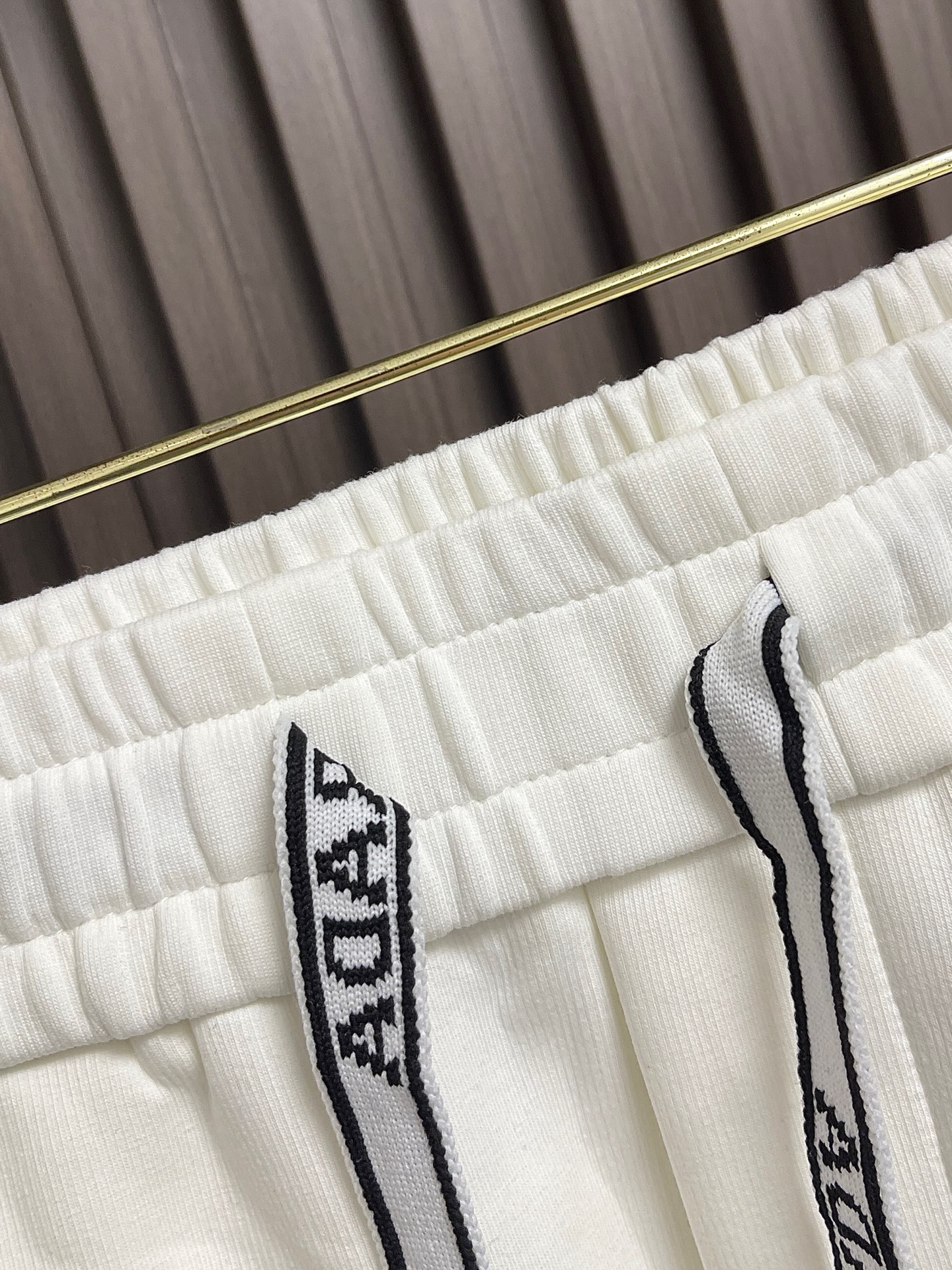 🛒🛒Prada 2026SS早秋新品直筒卫裤，面料无敌，型款设计都无可挑剔的百搭款卫裤，户外运动都美的简约休闲，五金辅料