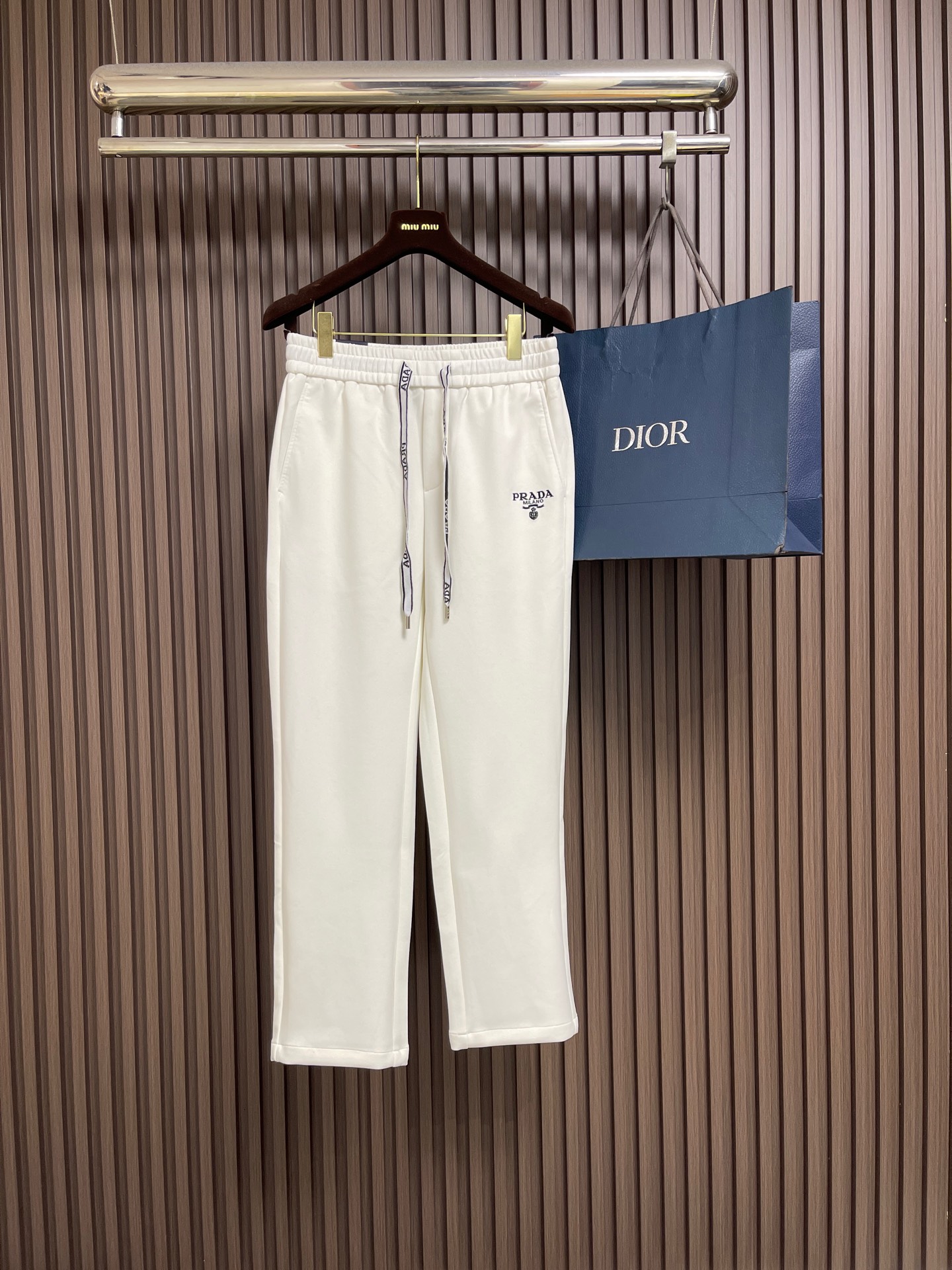 🛒🛒Prada 2026SS早秋新品直筒卫裤,面料无敌,型款设计都无可挑剔的百搭款卫裤,户外运动都美的简约休闲,五金辅料 🛒🛒Prada 2026SS早秋新品直筒卫裤,面料无敌,型款设计都无可挑剔的百搭款卫裤,户外运动都美的简约休闲,五金辅料