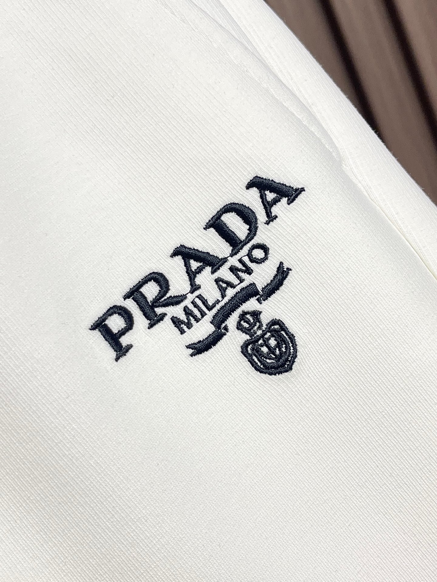 🛒🛒Prada 2026SS早秋新品直筒卫裤，面料无敌，型款设计都无可挑剔的百搭款卫裤，户外运动都美的简约休闲，五金辅料