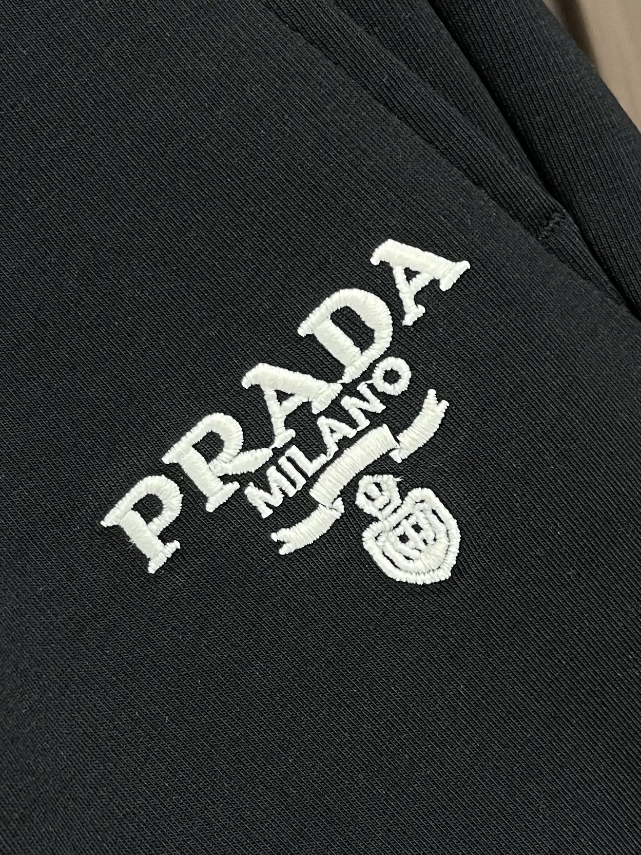 🛒🛒Prada 2026SS早秋新品直筒卫裤，面料无敌，型款设计都无可挑剔的百搭款卫裤，户外运动都美的简约休闲，五金辅料