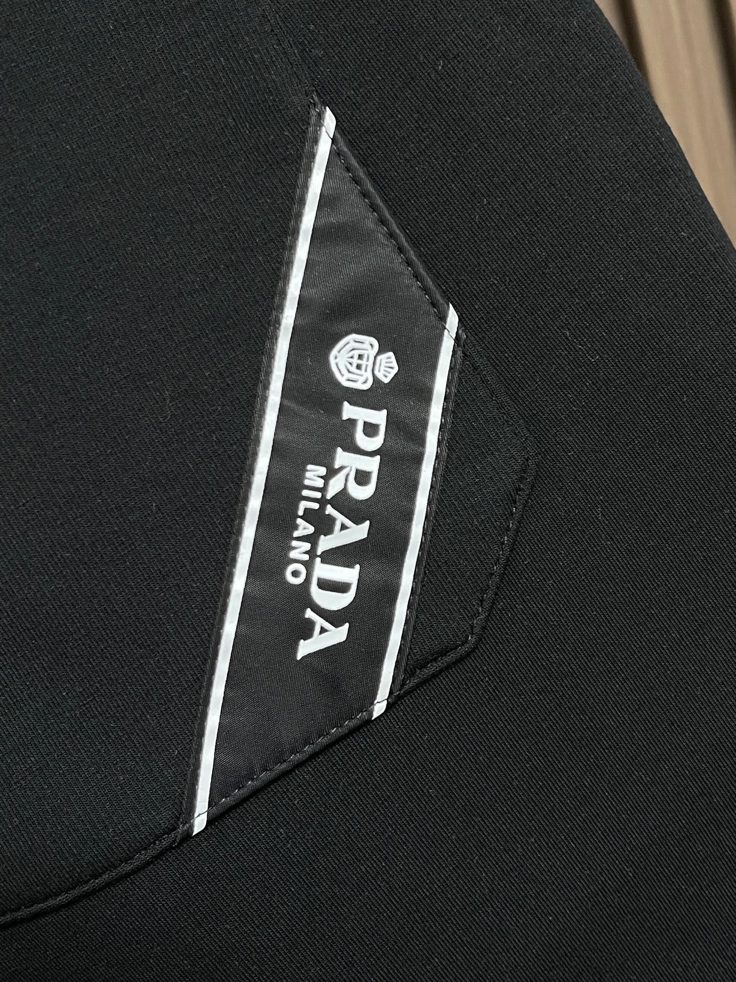 🛒🛒Prada 2026SS早秋新品直筒卫裤，面料无敌，型款设计都无可挑剔的百搭款卫裤，户外运动都美的简约休闲，五金辅料