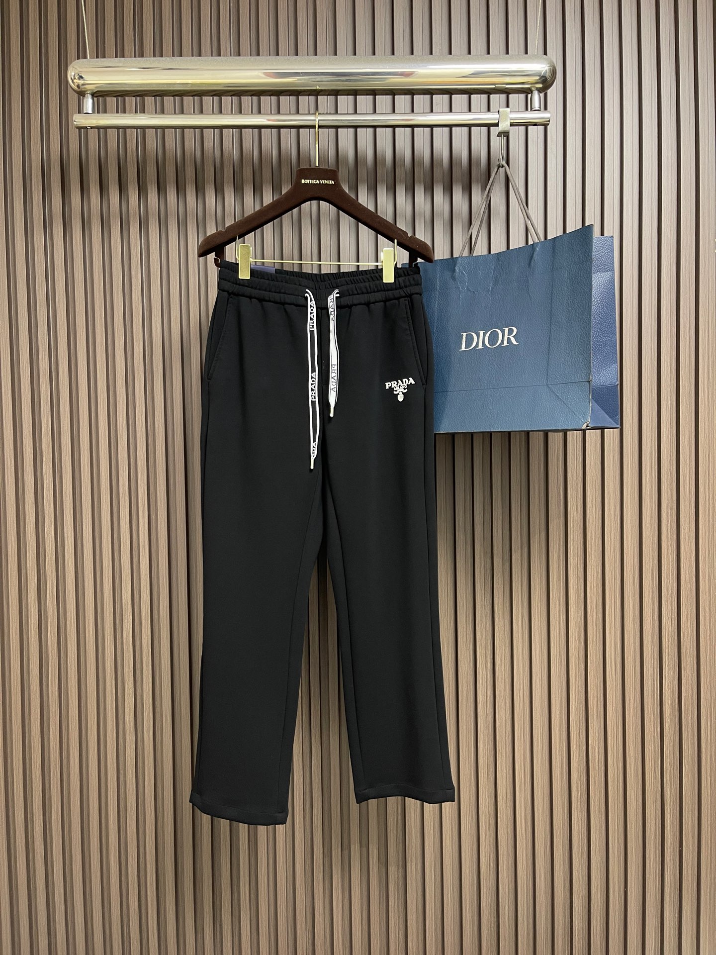 🛒🛒Prada 2026SS早秋新品直筒卫裤,面料无敌,型款设计都无可挑剔的百搭款卫裤,户外运动都美的简约休闲,五金辅料 🛒🛒Prada 2026SS早秋新品直筒卫裤,面料无敌,型款设计都无可挑剔的百搭款卫裤,户外运动都美的简约休闲,五金辅料