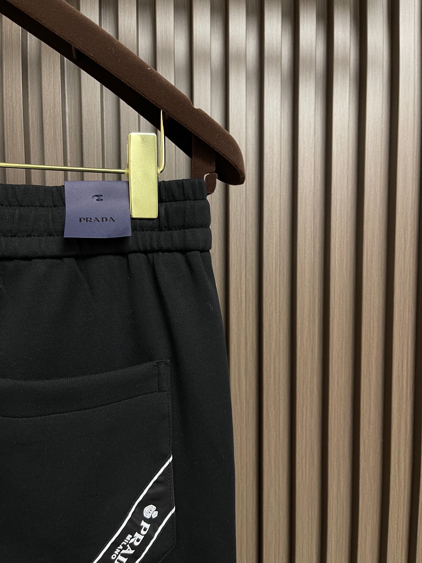 🛒🛒Prada 2026SS早秋新品直筒卫裤，面料无敌，型款设计都无可挑剔的百搭款卫裤，户外运动都美的简约休闲，五金辅料