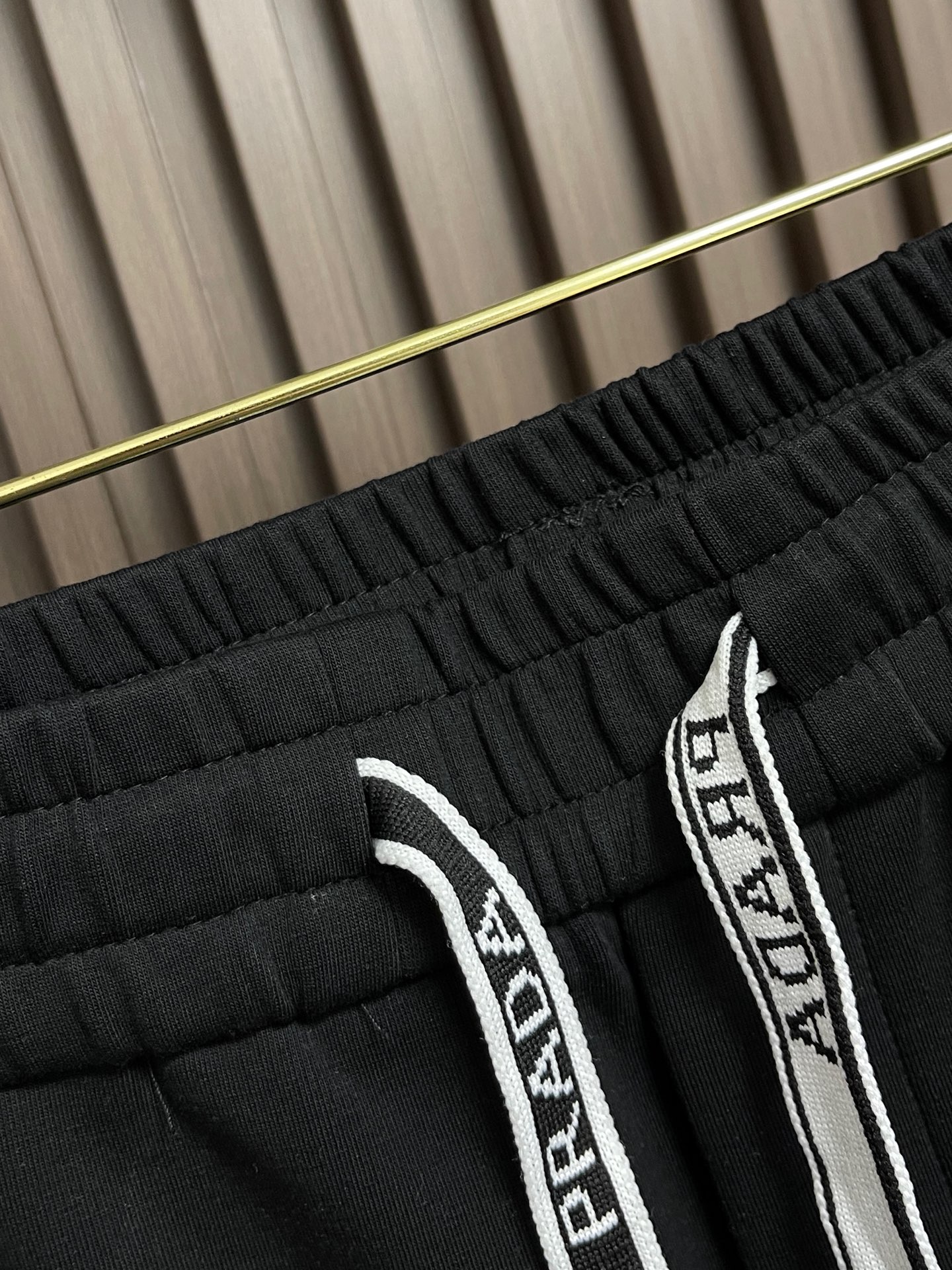 🛒🛒Prada 2026SS早秋新品直筒卫裤，面料无敌，型款设计都无可挑剔的百搭款卫裤，户外运动都美的简约休闲，五金辅料