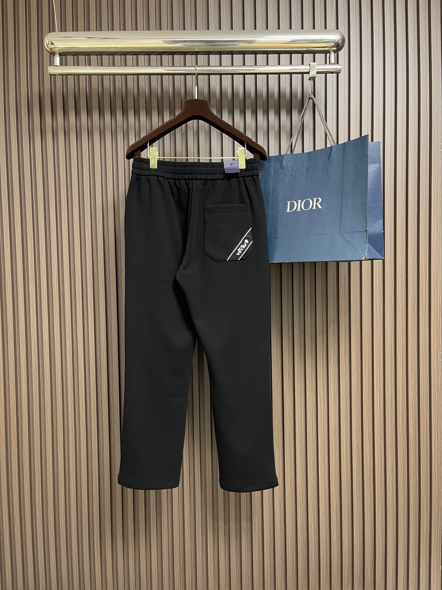 🛒🛒Prada 2026SS早秋新品直筒卫裤，面料无敌，型款设计都无可挑剔的百搭款卫裤，户外运动都美的简约休闲，五金辅料