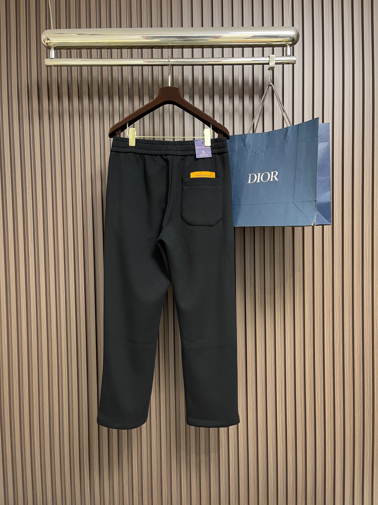 🛒🛒LV 2026ss新款棉质抽绳直筒卫裤，经典的徽标带饰点缀，穿着舒适百搭永不过时无论跑步居家上班都搭配！客供进口毛圈