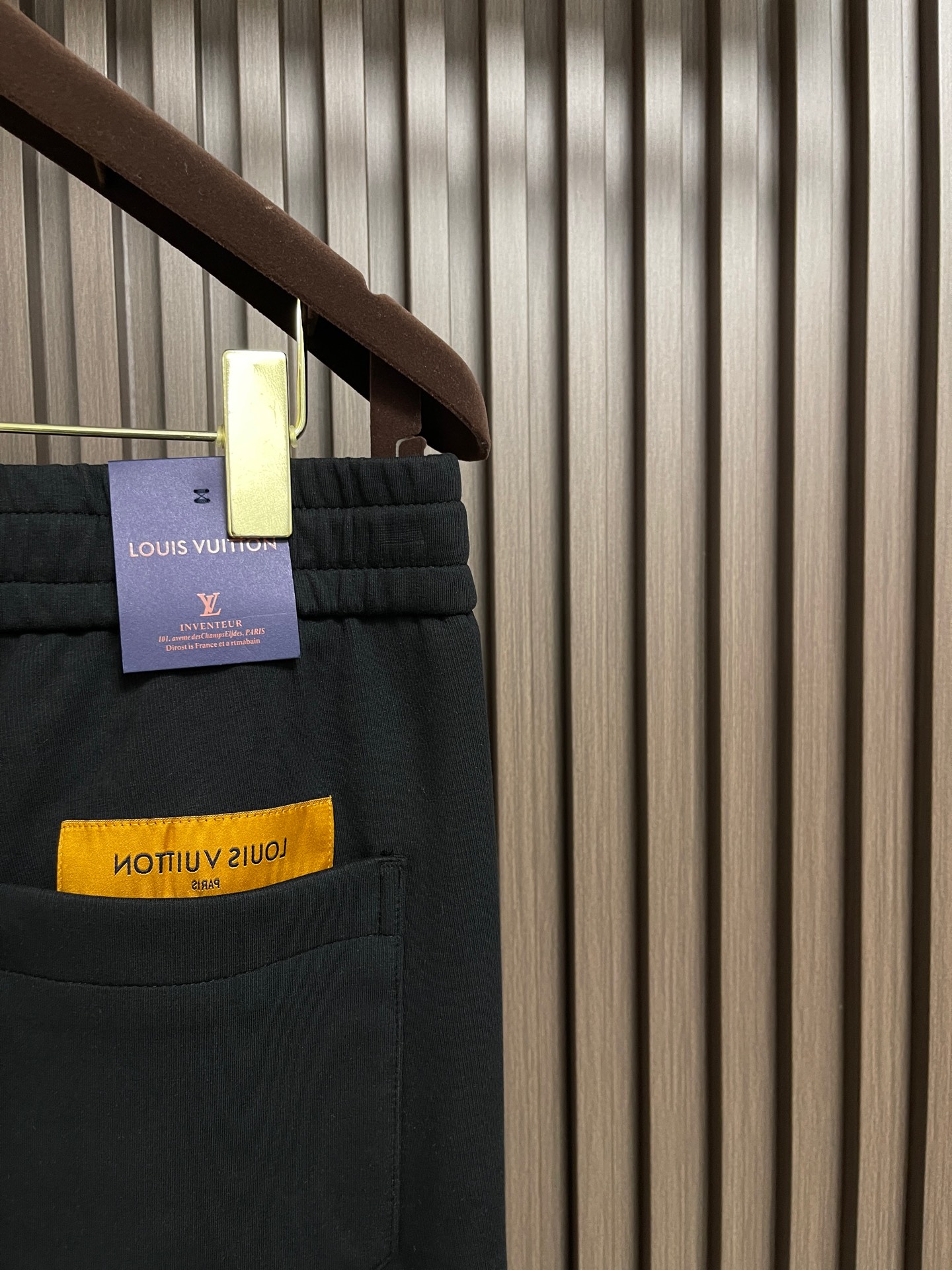 🛒🛒LV 2026ss新款棉质抽绳直筒卫裤，经典的徽标带饰点缀，穿着舒适百搭永不过时无论跑步居家上班都搭配！客供进口毛圈