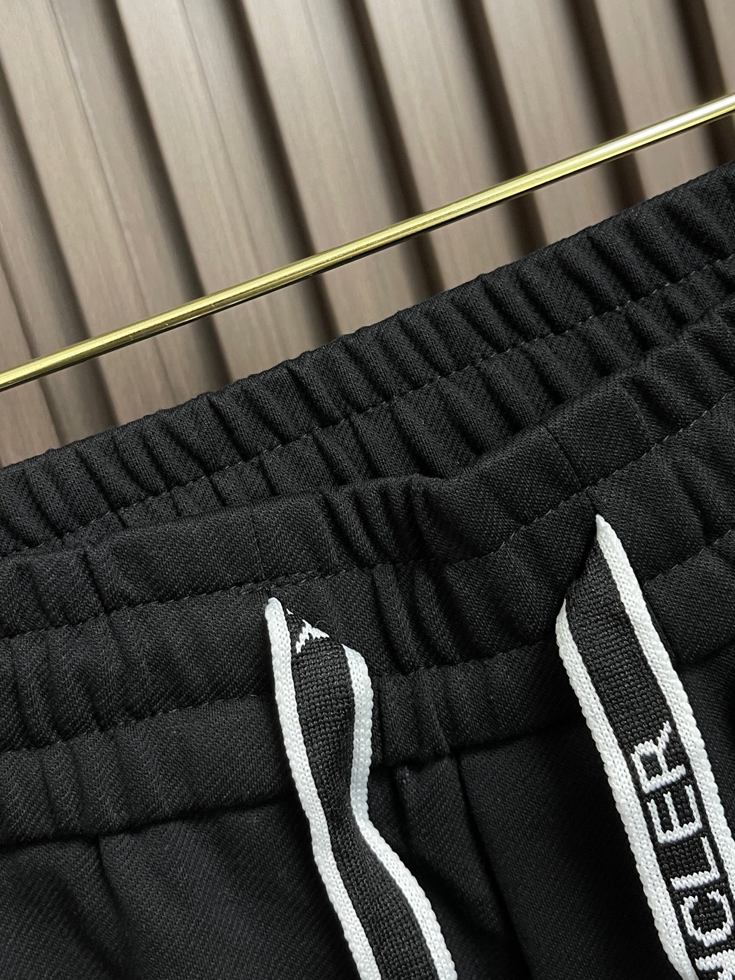 🛒🛒Moncler 2026ss新款直筒卫裤，保暖有型，客供针织纯棉混纺面料，手感软糯舒适，垂感好，搭配松紧腰直脚休闲裤