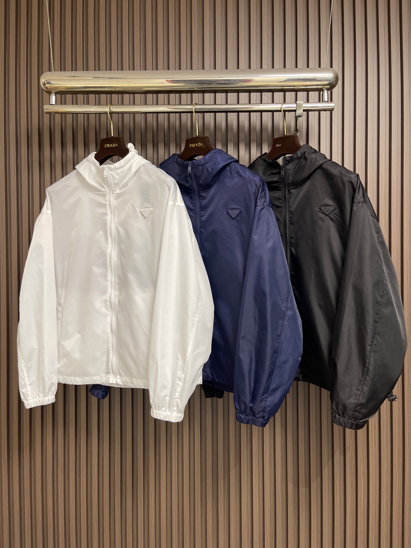 🛒🛒Prada 三角标连帽外套，定制御朔重织再生锦纶，流淌意式世家机能的内敛矜贵，一体式连帽衔接全开拉链门襟，帽口搭载品