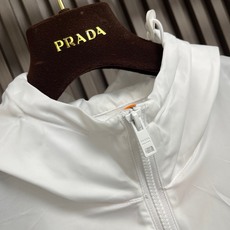 🛒🛒Prada 三角标连帽外套,定制御朔重织再生锦纶,流淌意式世家机能的内敛矜贵,一体式连帽衔接全开拉链门襟,帽口搭载品 🛒🛒Prada 三角标连帽外套,定制御朔重织再生锦纶,流淌意式世家机能的内敛矜贵,一体式连帽衔接全开拉链门襟,帽口搭载品