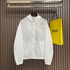 🛒🛒Prada 三角标连帽外套,定制御朔重织再生锦纶,流淌意式世家机能的内敛矜贵,一体式连帽衔接全开拉链门襟,帽口搭载品 🛒🛒Prada 三角标连帽外套,定制御朔重织再生锦纶,流淌意式世家机能的内敛矜贵,一体式连帽衔接全开拉链门襟,帽口搭载品