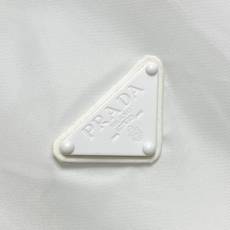 🛒🛒Prada 三角标连帽外套,定制御朔重织再生锦纶,流淌意式世家机能的内敛矜贵,一体式连帽衔接全开拉链门襟,帽口搭载品 🛒🛒Prada 三角标连帽外套,定制御朔重织再生锦纶,流淌意式世家机能的内敛矜贵,一体式连帽衔接全开拉链门襟,帽口搭载品