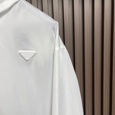 🛒🛒Prada 三角标连帽外套,定制御朔重织再生锦纶,流淌意式世家机能的内敛矜贵,一体式连帽衔接全开拉链门襟,帽口搭载品 🛒🛒Prada 三角标连帽外套,定制御朔重织再生锦纶,流淌意式世家机能的内敛矜贵,一体式连帽衔接全开拉链门襟,帽口搭载品