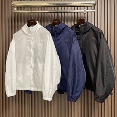🛒🛒Prada 三角标连帽外套,定制御朔重织再生锦纶,流淌意式世家机能的内敛矜贵,一体式连帽衔接全开拉链门襟,帽口搭载品 🛒🛒Prada 三角标连帽外套,定制御朔重织再生锦纶,流淌意式世家机能的内敛矜贵,一体式连帽衔接全开拉链门襟,帽口搭载品