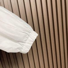 🛒🛒Prada 三角标连帽外套,定制御朔重织再生锦纶,流淌意式世家机能的内敛矜贵,一体式连帽衔接全开拉链门襟,帽口搭载品 🛒🛒Prada 三角标连帽外套,定制御朔重织再生锦纶,流淌意式世家机能的内敛矜贵,一体式连帽衔接全开拉链门襟,帽口搭载品