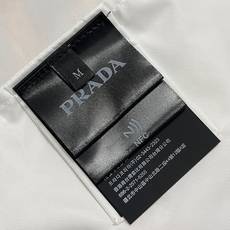 🛒🛒Prada 三角标连帽外套,定制御朔重织再生锦纶,流淌意式世家机能的内敛矜贵,一体式连帽衔接全开拉链门襟,帽口搭载品 🛒🛒Prada 三角标连帽外套,定制御朔重织再生锦纶,流淌意式世家机能的内敛矜贵,一体式连帽衔接全开拉链门襟,帽口搭载品