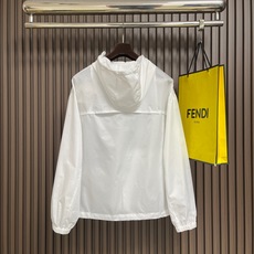 🛒🛒Prada 三角标连帽外套,定制御朔重织再生锦纶,流淌意式世家机能的内敛矜贵,一体式连帽衔接全开拉链门襟,帽口搭载品 🛒🛒Prada 三角标连帽外套,定制御朔重织再生锦纶,流淌意式世家机能的内敛矜贵,一体式连帽衔接全开拉链门襟,帽口搭载品