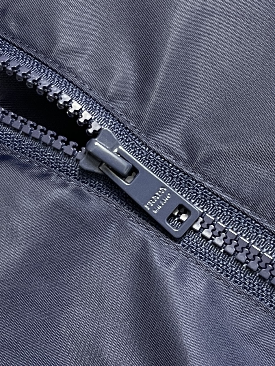 🛒🛒Prada 三角标连帽外套，定制御朔重织再生锦纶，流淌意式世家机能的内敛矜贵，一体式连帽衔接全开拉链门襟，帽口搭载品