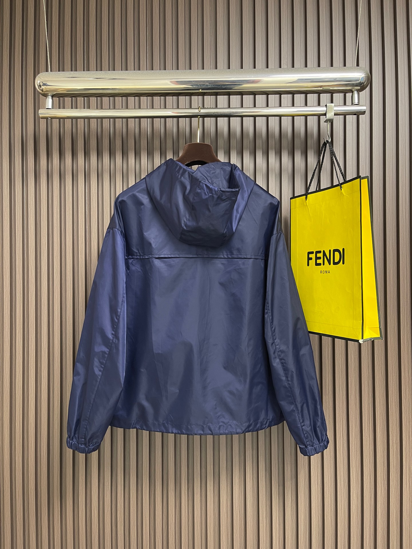 🛒🛒Prada 三角标连帽外套，定制御朔重织再生锦纶，流淌意式世家机能的内敛矜贵，一体式连帽衔接全开拉链门襟，帽口搭载品