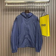 🛒🛒Prada 三角标连帽外套,定制御朔重织再生锦纶,流淌意式世家机能的内敛矜贵,一体式连帽衔接全开拉链门襟,帽口搭载品 🛒🛒Prada 三角标连帽外套,定制御朔重织再生锦纶,流淌意式世家机能的内敛矜贵,一体式连帽衔接全开拉链门襟,帽口搭载品