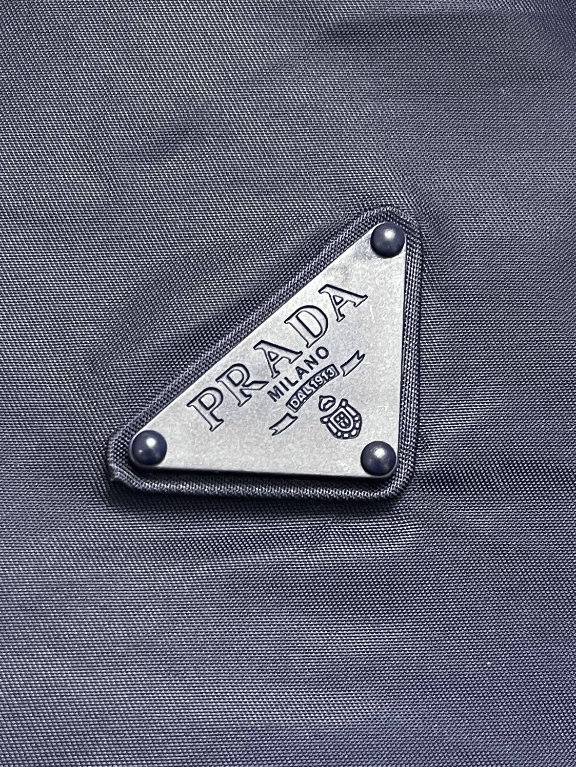 🛒🛒Prada 三角标连帽外套，定制御朔重织再生锦纶，流淌意式世家机能的内敛矜贵，一体式连帽衔接全开拉链门襟，帽口搭载品