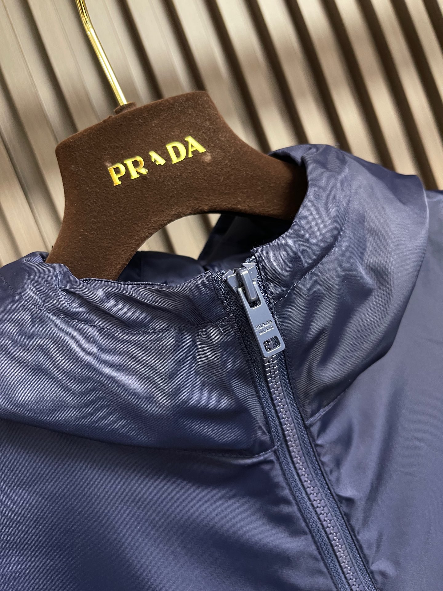 🛒🛒Prada 三角标连帽外套，定制御朔重织再生锦纶，流淌意式世家机能的内敛矜贵，一体式连帽衔接全开拉链门襟，帽口搭载品