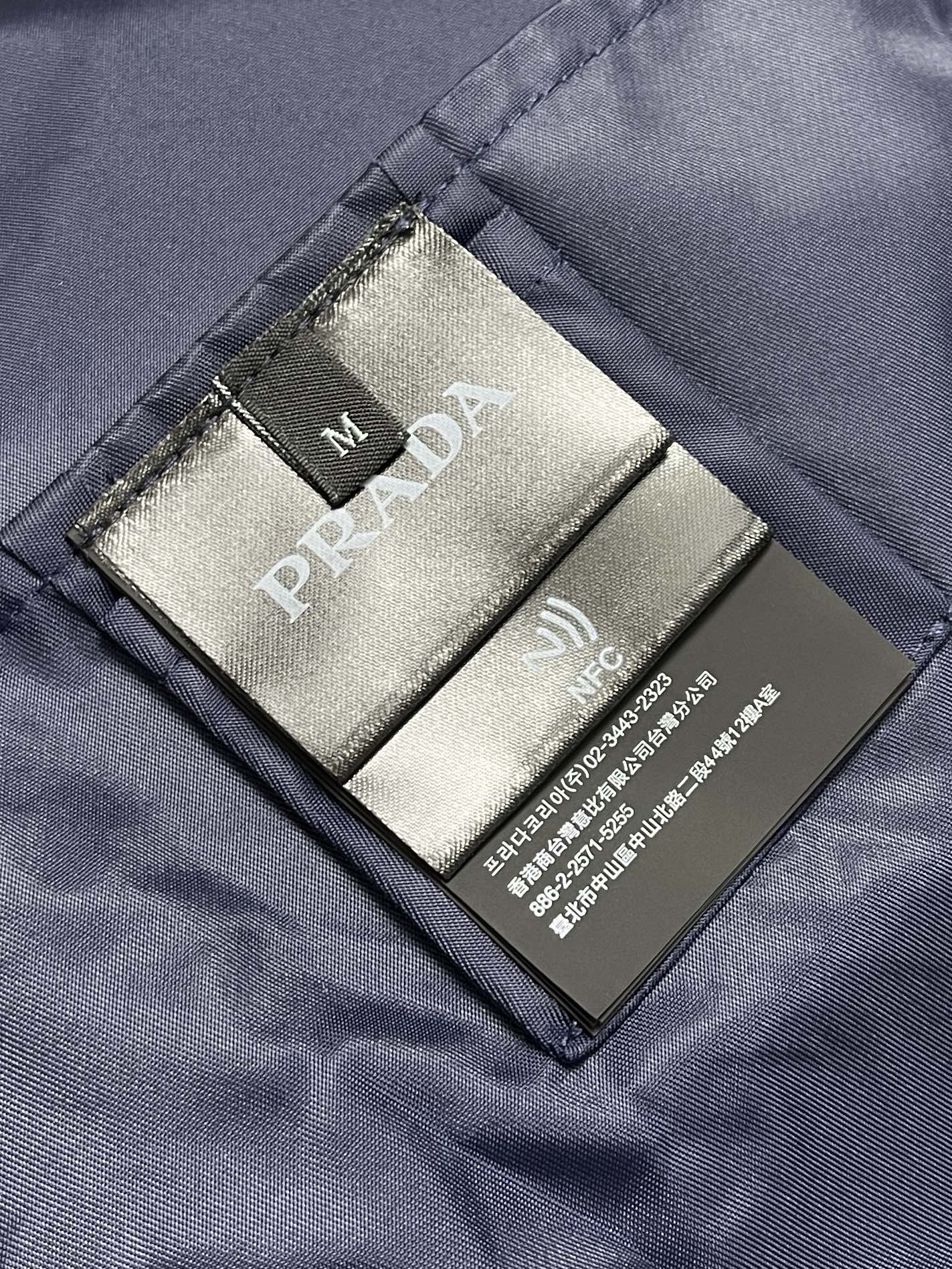 🛒🛒Prada 三角标连帽外套，定制御朔重织再生锦纶，流淌意式世家机能的内敛矜贵，一体式连帽衔接全开拉链门襟，帽口搭载品