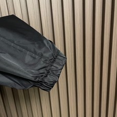 🛒🛒Prada 三角标连帽外套,定制御朔重织再生锦纶,流淌意式世家机能的内敛矜贵,一体式连帽衔接全开拉链门襟,帽口搭载品 🛒🛒Prada 三角标连帽外套,定制御朔重织再生锦纶,流淌意式世家机能的内敛矜贵,一体式连帽衔接全开拉链门襟,帽口搭载品