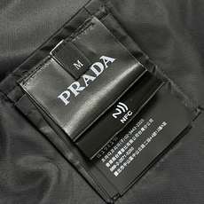 🛒🛒Prada 三角标连帽外套,定制御朔重织再生锦纶,流淌意式世家机能的内敛矜贵,一体式连帽衔接全开拉链门襟,帽口搭载品 🛒🛒Prada 三角标连帽外套,定制御朔重织再生锦纶,流淌意式世家机能的内敛矜贵,一体式连帽衔接全开拉链门襟,帽口搭载品