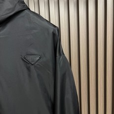 🛒🛒Prada 三角标连帽外套,定制御朔重织再生锦纶,流淌意式世家机能的内敛矜贵,一体式连帽衔接全开拉链门襟,帽口搭载品 🛒🛒Prada 三角标连帽外套,定制御朔重织再生锦纶,流淌意式世家机能的内敛矜贵,一体式连帽衔接全开拉链门襟,帽口搭载品