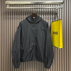 🛒🛒Prada 三角标连帽外套,定制御朔重织再生锦纶,流淌意式世家机能的内敛矜贵,一体式连帽衔接全开拉链门襟,帽口搭载品 🛒🛒Prada 三角标连帽外套,定制御朔重织再生锦纶,流淌意式世家机能的内敛矜贵,一体式连帽衔接全开拉链门襟,帽口搭载品