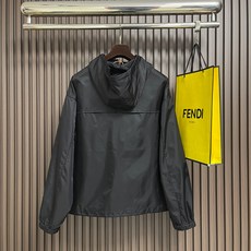 🛒🛒Prada 三角标连帽外套,定制御朔重织再生锦纶,流淌意式世家机能的内敛矜贵,一体式连帽衔接全开拉链门襟,帽口搭载品 🛒🛒Prada 三角标连帽外套,定制御朔重织再生锦纶,流淌意式世家机能的内敛矜贵,一体式连帽衔接全开拉链门襟,帽口搭载品