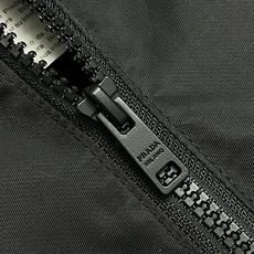 🛒🛒Prada 三角标连帽外套,定制御朔重织再生锦纶,流淌意式世家机能的内敛矜贵,一体式连帽衔接全开拉链门襟,帽口搭载品 🛒🛒Prada 三角标连帽外套,定制御朔重织再生锦纶,流淌意式世家机能的内敛矜贵,一体式连帽衔接全开拉链门襟,帽口搭载品