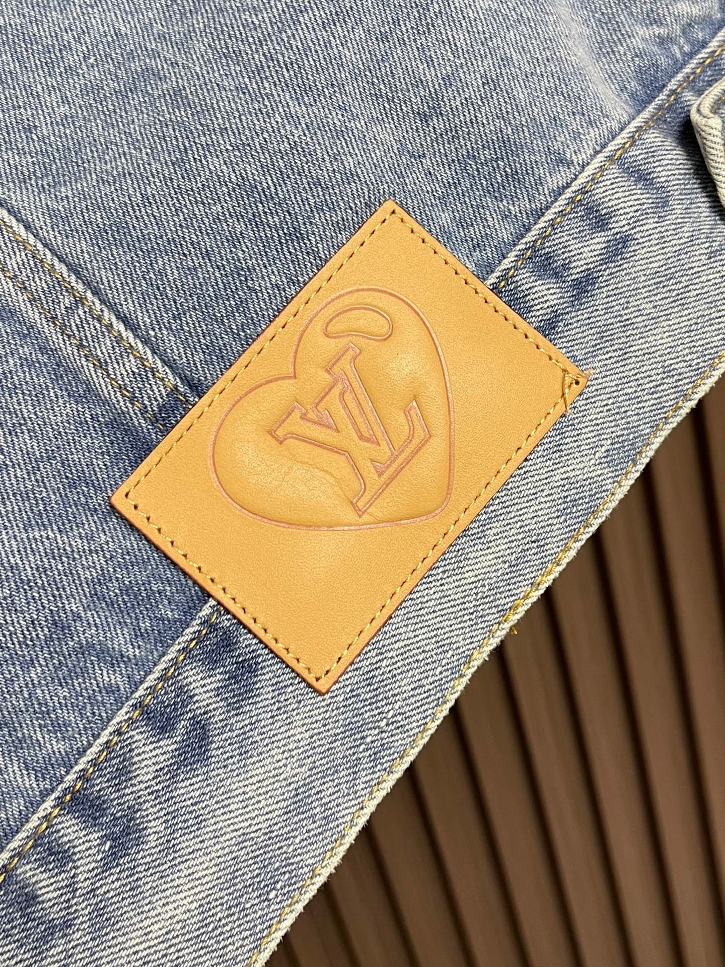 🛒🛒LV 七夕限定牛仔夹克外套，本款七夕限定水洗丹宁布卡车取明线元素点缀衣身，为Lu Denim系列注入俏皮浪漫气息。衣