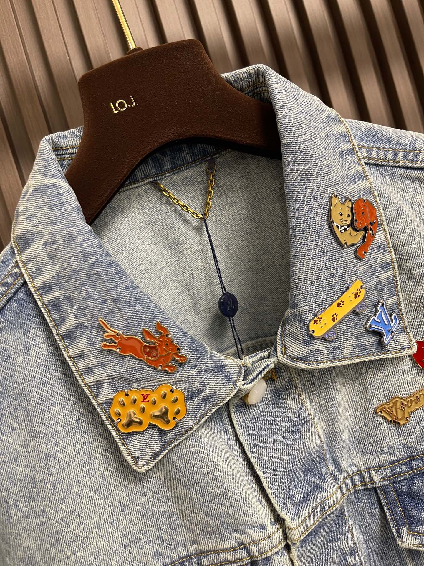 🛒🛒LV 七夕限定牛仔夹克外套，本款七夕限定水洗丹宁布卡车取明线元素点缀衣身，为Lu Denim系列注入俏皮浪漫气息。衣