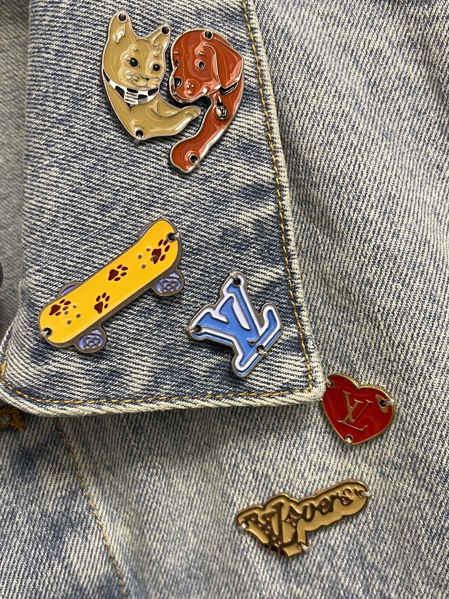 🛒🛒LV 七夕限定牛仔夹克外套，本款七夕限定水洗丹宁布卡车取明线元素点缀衣身，为Lu Denim系列注入俏皮浪漫气息。衣