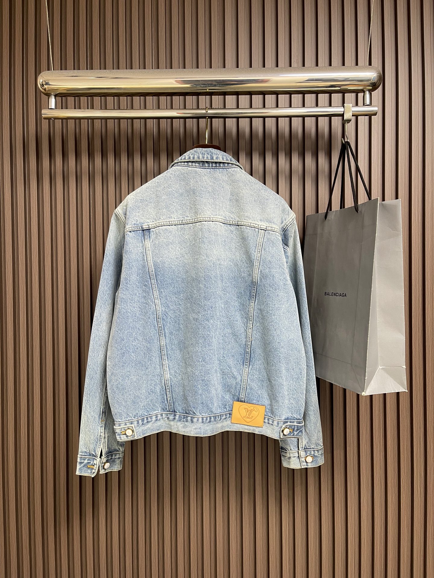 🛒🛒LV 七夕限定牛仔夹克外套，本款七夕限定水洗丹宁布卡车取明线元素点缀衣身，为Lu Denim系列注入俏皮浪漫气息。衣