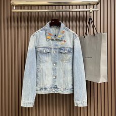 🛒🛒LV 七夕限定牛仔夹克外套,本款七夕限定水洗丹宁布卡车取明线元素点缀衣身,为Lu Denim系列注入俏皮浪漫气息。衣 🛒🛒LV 七夕限定牛仔夹克外套,本款七夕限定水洗丹宁布卡车取明线元素点缀衣身,为Lu Denim系列注入俏皮浪漫气息。衣