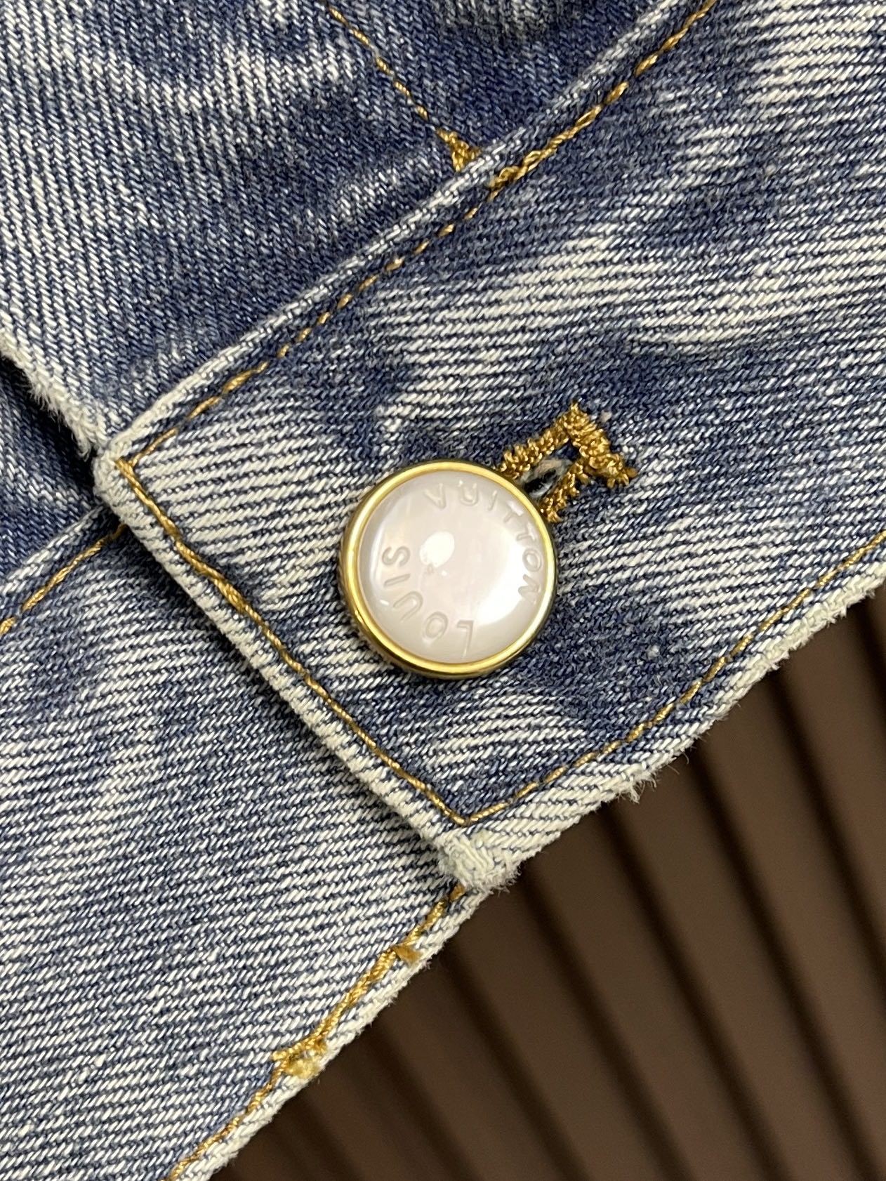 🛒🛒LV 七夕限定牛仔夹克外套，本款七夕限定水洗丹宁布卡车取明线元素点缀衣身，为Lu Denim系列注入俏皮浪漫气息。衣