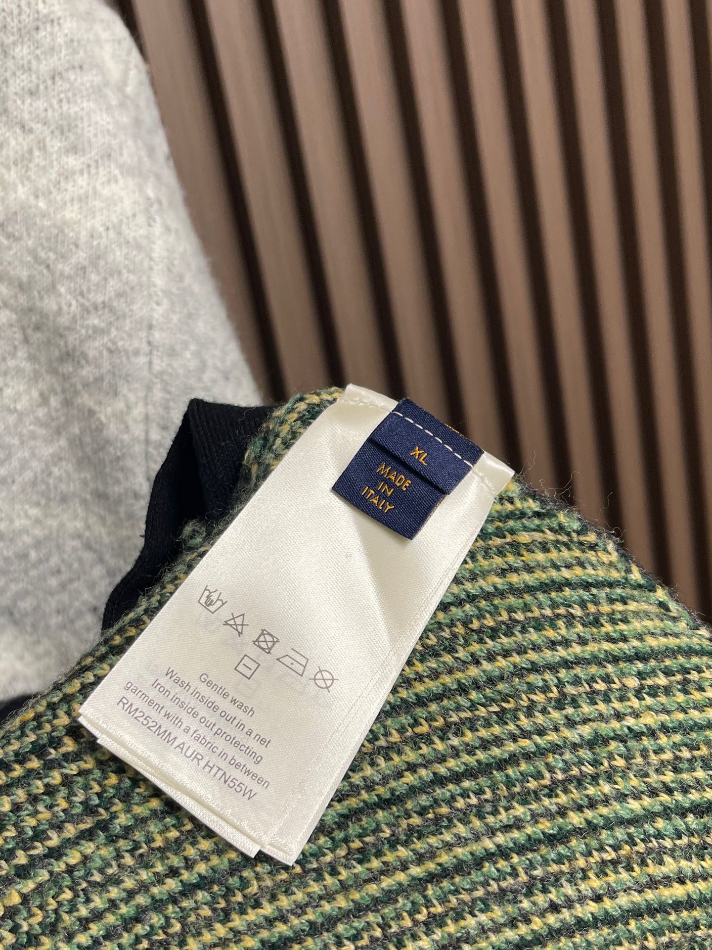🛒🛒LV 2026ss森林风景提花拉链立领针织毛衣外套，采用定纺定染马海毛+羊毛混纺纱线，纱线比例、毛感蓬松度、克重完全