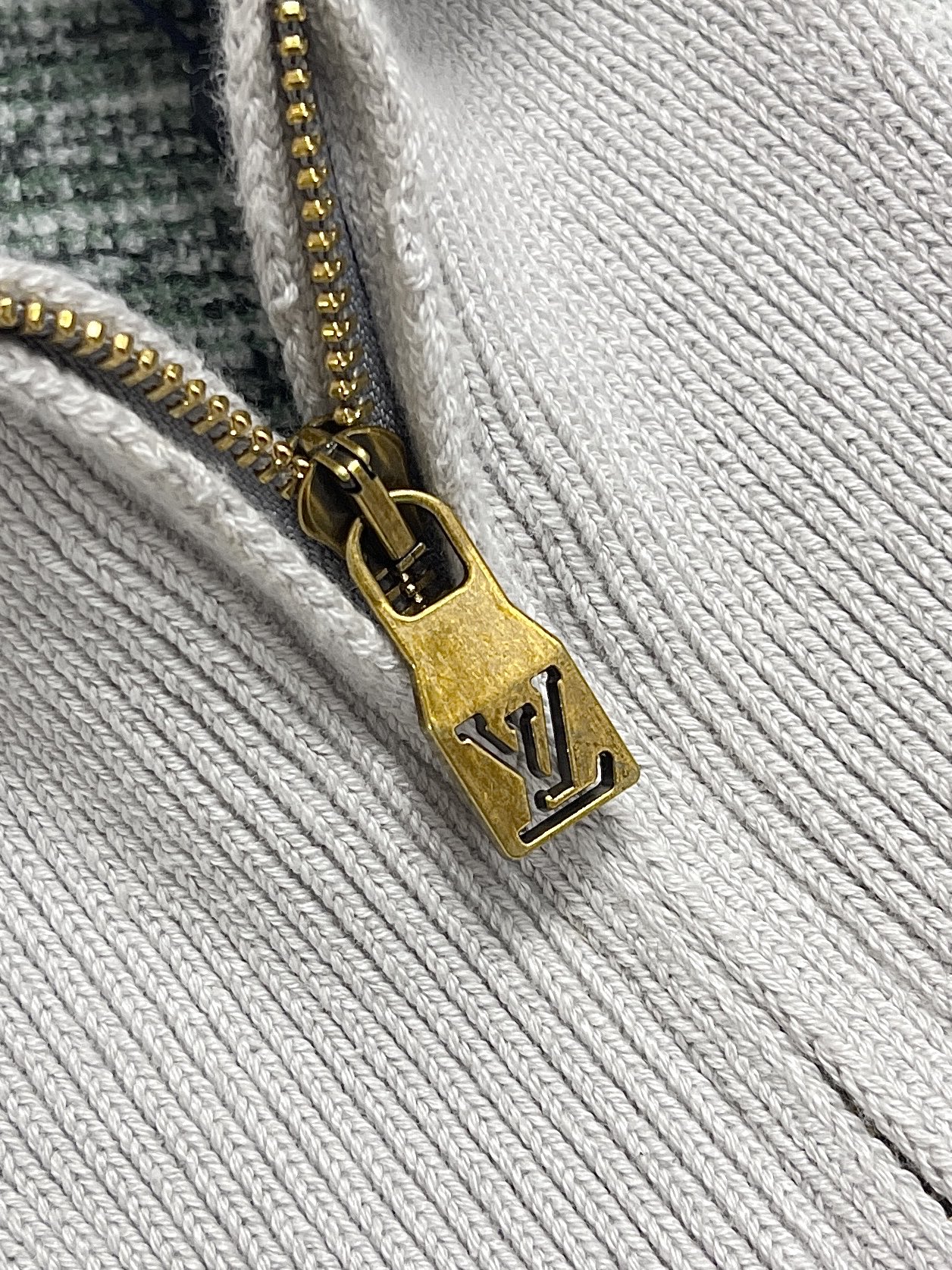 🛒🛒LV 2026ss森林风景提花拉链立领针织毛衣外套，采用定纺定染马海毛+羊毛混纺纱线，纱线比例、毛感蓬松度、克重完全