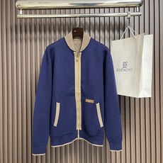 🛒🛒LV 男士初剪羊毛拉链针织夹克外套,本款夹克以精致针织工艺诠释现代男装美学。主体选用柔软初剪羊毛纱线织就,呈现细腻纹 🛒🛒LV 男士初剪羊毛拉链针织夹克外套,本款夹克以精致针织工艺诠释现代男装美学。主体选用柔软初剪羊毛纱线织就,呈现细腻纹
